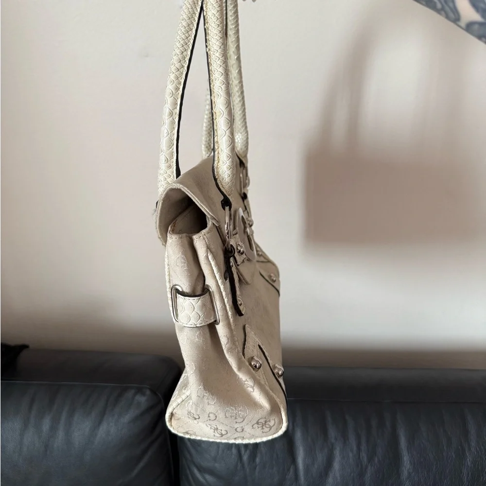 GUESS vintage Cream Logo-Embossed Shoulder Bag with Silver Hardware - Picture 6 of 10
